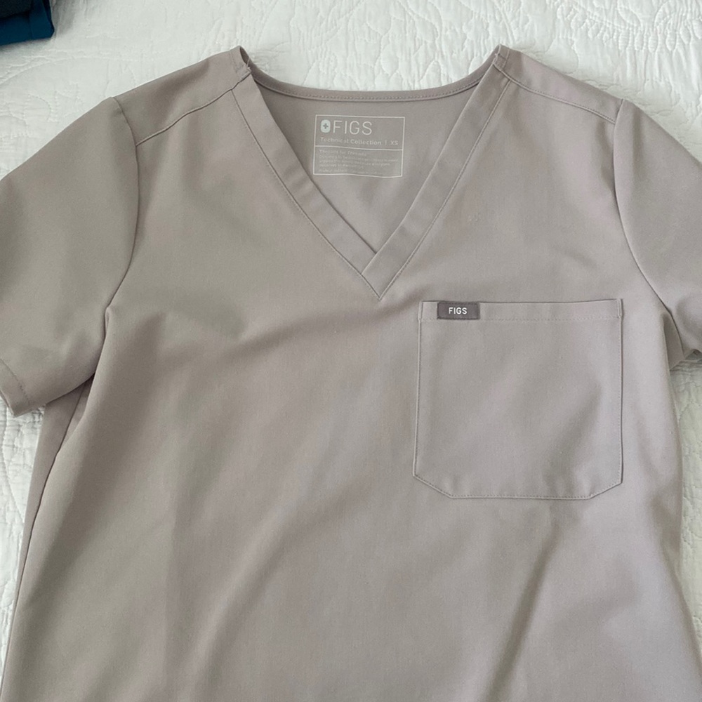 SET - Figs Catarina One Pocket Scrub Top & Yola Scrub Pants (Space Gray Color)